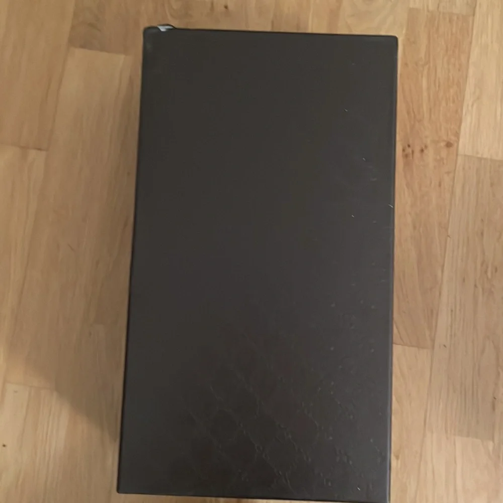 GUCCI Large Mens Shoe Box and White Sneaker laces